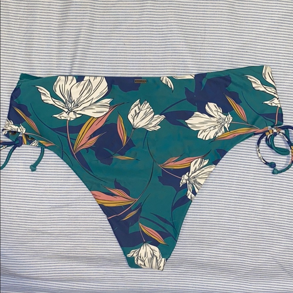 Reversible O’Neill Bikini Set - Picture 2 of 3